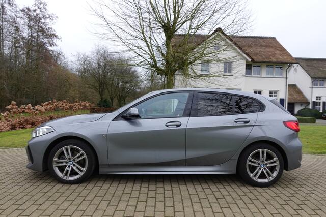 BMW 1-SERIE 118i Business Edition M sport | Camera | CarPlay | Stoelverwarming | Navi |