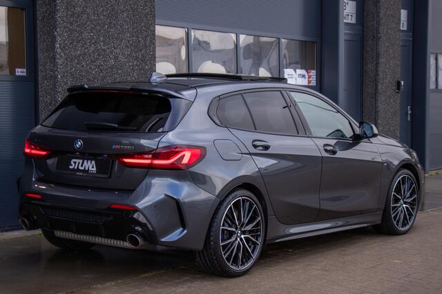 BMW 1-SERIE M135i xDrive | Pano | Shadow-Line | LED Projector | Live Cockpit | HUD | Carplay | Sfeer | Active Guard Plus | Camera | Draadloos Laden | 19 Inch M-Sport | Keyless | 1 Eigenaar | Dealer Onderhouden | BTW | Garantie