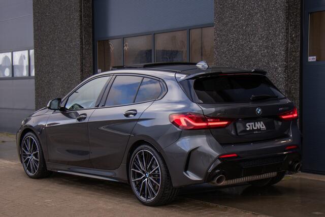 BMW 1-SERIE M135i xDrive | Pano | Shadow-Line | LED Projector | Live Cockpit | HUD | Carplay | Sfeer | Active Guard Plus | Camera | Draadloos Laden | 19 Inch M-Sport | Keyless | 1 Eigenaar | Dealer Onderhouden | BTW | Garantie