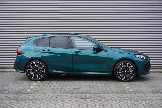 BMW 1-SERIE 120 M Sportpakket Pro | Stuurwielrand verwarmd | BMW Iconic Glow nierengrille | Harman-Kardon sound system | Glazen panoramadak | Driving Assistant