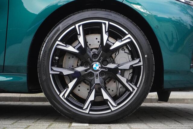 BMW 1-SERIE 120 M Sportpakket Pro | Stuurwielrand verwarmd | BMW Iconic Glow nierengrille | Harman-Kardon sound system | Glazen panoramadak | Driving Assistant