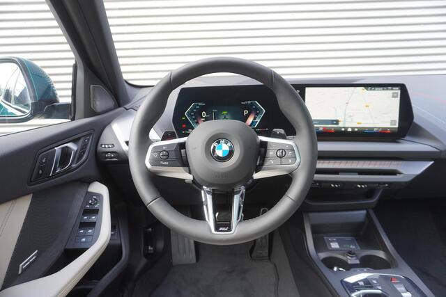 BMW 1-SERIE 120 M Sportpakket Pro | Stuurwielrand verwarmd | BMW Iconic Glow nierengrille | Harman-Kardon sound system | Glazen panoramadak | Driving Assistant