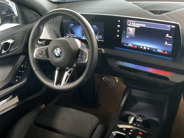 BMW 1-SERIE 120 M-SPORT ** LED, TREKH, PANORAMA, 19-inch LMV, ACC, M-ONDERST, EL. A-KLEP ** 1e EIG - Ex BMW-AG ** ** INFORMEER OOK NAAR ONZE AANTREKKELIJKE FINANCIAL-LEASE TARIEVEN **