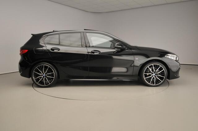 BMW 1-SERIE 5-deurs 118i | M-Sportpakket | LED | Leder | Navigatie | Schuifdak | Sportstoelen | Active cruise | DAB | Hifi speakers | Alu 19 inch