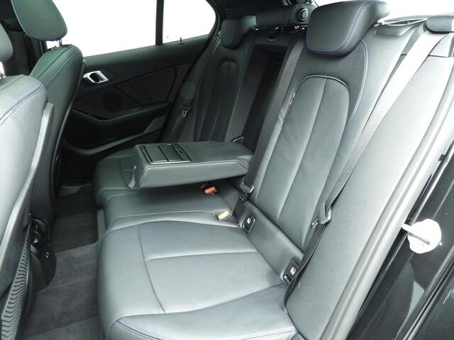 BMW 1-SERIE 5-deurs 118i | M-Sportpakket | LED | Leder | Navigatie | Schuifdak | Sportstoelen | Active cruise | DAB | Hifi speakers | Alu 19 inch