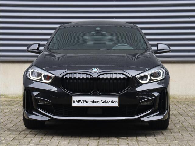 BMW 1-SERIE 5-deurs 118i | High Executive | M Sportpakket | Panodak | Head-Up | Harman Kardon | Elektr. Stoelen | Adaptive Cruise Control | Comfort Access | 18'' LMV