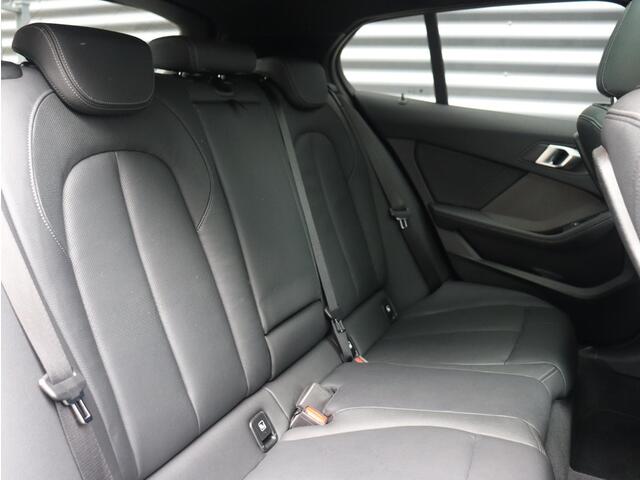 BMW 1-SERIE 5-deurs 118i | High Executive | M Sportpakket | Panodak | Head-Up | Harman Kardon | Elektr. Stoelen | Adaptive Cruise Control | Comfort Access | 18'' LMV