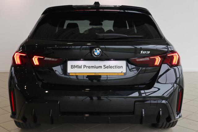 BMW 1-SERIE 123 xDrive | M Sportpakket Pro | Adaptieve Cruise Control | Harman Kardon | Stoel & Stuurwielverwarming | Achteruitrijcamera | Dodehoekdetectie | Comfort Access | Ekris Selection