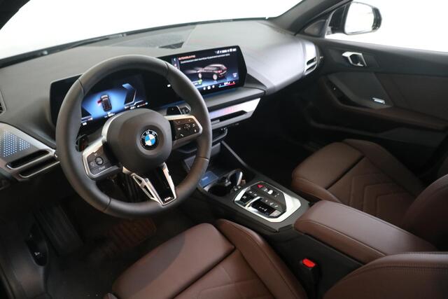 BMW 1-SERIE 123 xDrive | M Sportpakket Pro | Adaptieve Cruise Control | Harman Kardon | Stoel & Stuurwielverwarming | Achteruitrijcamera | Dodehoekdetectie | Comfort Access | Ekris Selection