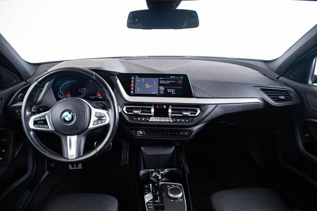 BMW 1-SERIE 118i High Executive M Sport - Sportstoelen - Stoelverwarming - PDC Voor/Achter - Cruise control - Getinte Ruiten - High Beam Assistant - Multifunctioneel stuurwiel - Elektrische verstelbare lendensteunen -