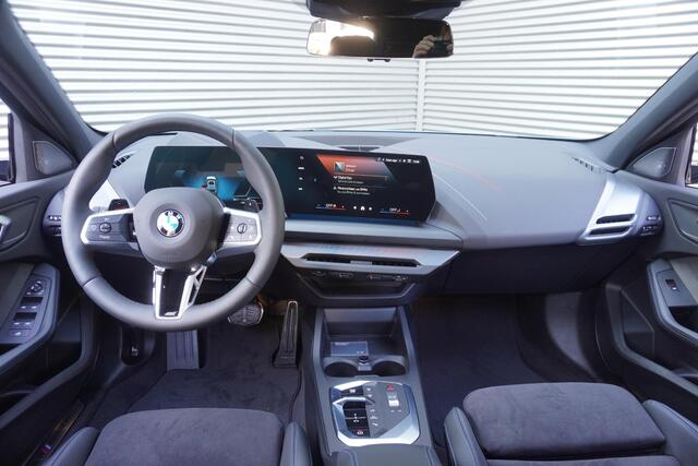 BMW 1-SERIE 120 M Sportpakket Pro | High Executive | Innovation Pack | Individual Lak | Panoramadak
