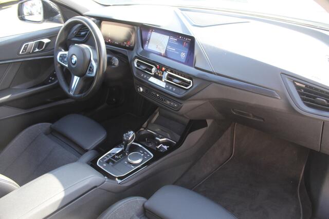BMW 1-SERIE 118i Executive edition NL auto/Panoramadak/Stoelverwarming/Sfeerverlichting/Apple carplay/Achteruitrijcamera/Navigatie/Led dagrijverlichting/Parkeersensoren rondom