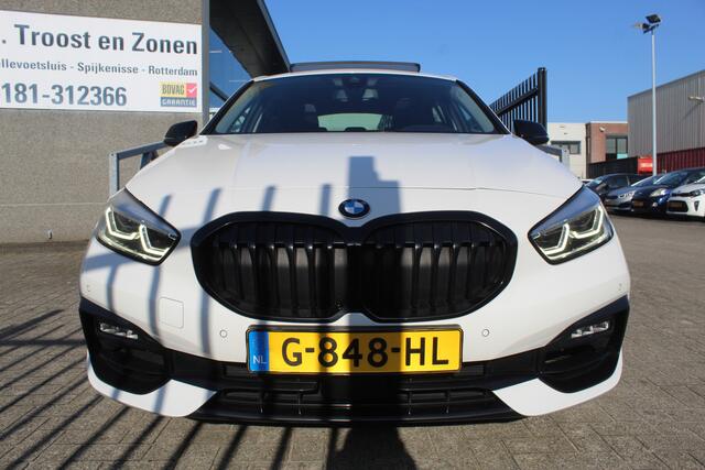 BMW 1-SERIE 118i Executive edition NL auto/Panoramadak/Stoelverwarming/Sfeerverlichting/Apple carplay/Achteruitrijcamera/Navigatie/Led dagrijverlichting/Parkeersensoren rondom