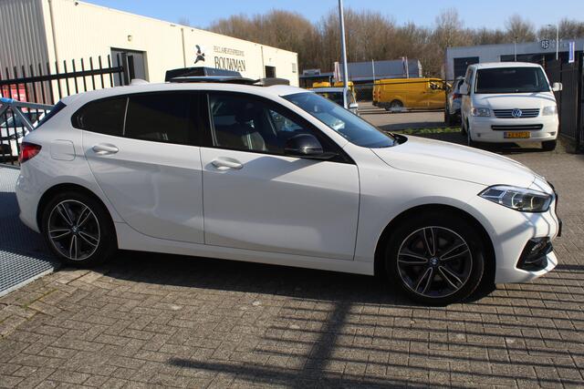 BMW 1-SERIE 118i Executive edition NL auto/Panoramadak/Stoelverwarming/Sfeerverlichting/Apple carplay/Achteruitrijcamera/Navigatie/Led dagrijverlichting/Parkeersensoren rondom