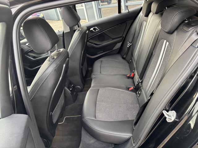 BMW 1-SERIE 118i Business Edition / Schuifkanteldak / Navi / Applecarplay/AndroidAuto /