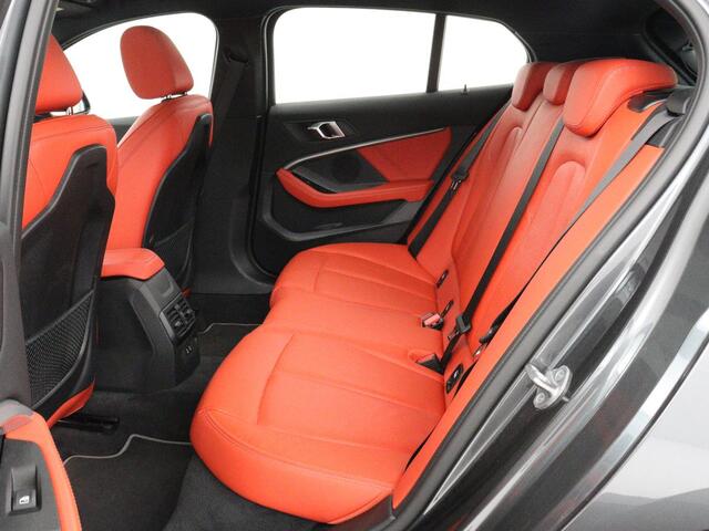 BMW 1-SERIE 118i High Executive | Sport Line | Panoramadak | Leder | Stoelverwarming | Keyless | Live Cockpit | Carplay | Sportstoelen | Navigatie | Spiegel Pakket | Parkeerhulp | Climate control