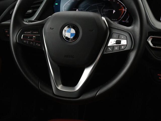 BMW 1-SERIE 118i High Executive | Sport Line | Panoramadak | Leder | Stoelverwarming | Keyless | Live Cockpit | Carplay | Sportstoelen | Navigatie | Spiegel Pakket | Parkeerhulp | Climate control