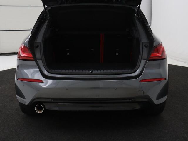 BMW 1-SERIE 118i High Executive | Sport Line | Panoramadak | Leder | Stoelverwarming | Keyless | Live Cockpit | Carplay | Sportstoelen | Navigatie | Spiegel Pakket | Parkeerhulp | Climate control