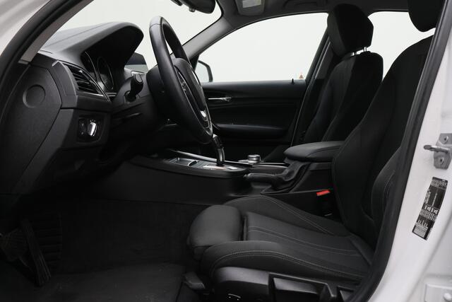 BMW 1-SERIE 118i Corporate Lease Executive Automaat Navigatie, LED, Climate, Cruise, Trekhaak