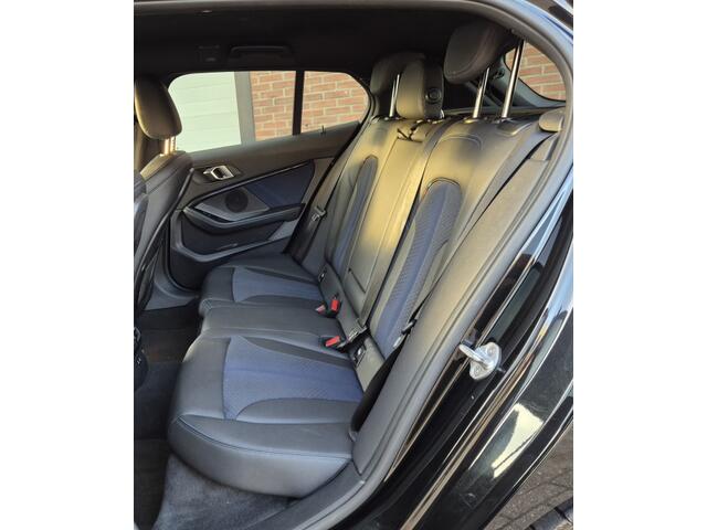 BMW 1-SERIE 118i H.EXE AUT M-SPORT CARPLAY LEER NAVI INRUIL MOG!!!!