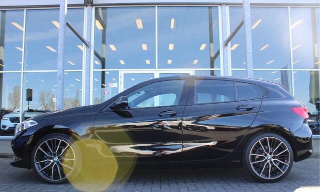 BMW 1-SERIE 5-Drs 118i Automaat High Executive | Schuif/Kanteldak | Head-Up display | Camera | Verw. Voorstoelen | 19" LMV | PDC V+A |