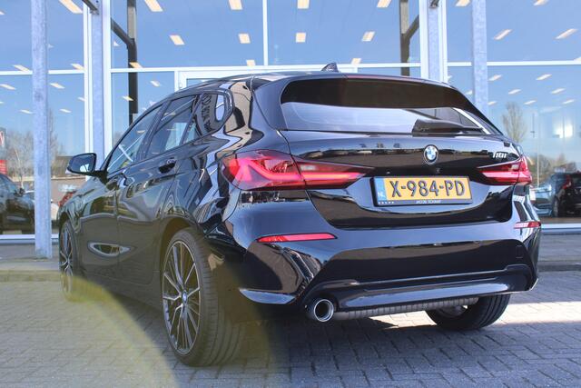 BMW 1-SERIE 5-Drs 118i Automaat High Executive | Schuif/Kanteldak | Head-Up display | Camera | Verw. Voorstoelen | 19" LMV | PDC V+A |