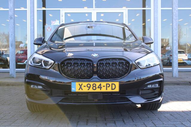 BMW 1-SERIE 5-Drs 118i Automaat High Executive | Schuif/Kanteldak | Head-Up display | Camera | Verw. Voorstoelen | 19" LMV | PDC V+A |