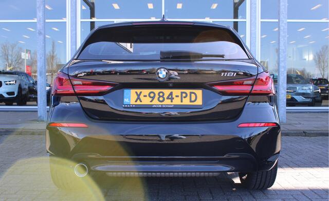 BMW 1-SERIE 5-Drs 118i Automaat High Executive | Schuif/Kanteldak | Head-Up display | Camera | Verw. Voorstoelen | 19" LMV | PDC V+A |