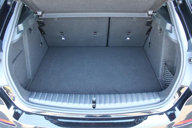 BMW 1-SERIE 5-Drs 118i Automaat High Executive | Schuif/Kanteldak | Head-Up display | Camera | Verw. Voorstoelen | 19" LMV | PDC V+A |