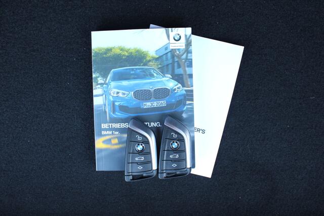 BMW 1-SERIE 5-Drs 118i Automaat High Executive | Schuif/Kanteldak | Head-Up display | Camera | Verw. Voorstoelen | 19" LMV | PDC V+A |