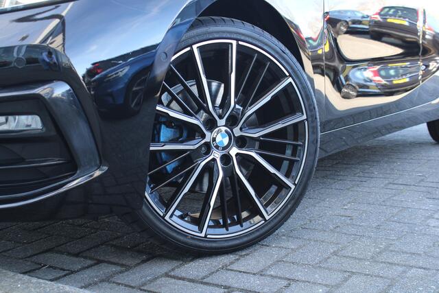BMW 1-SERIE 5-Drs 118i Automaat High Executive | Schuif/Kanteldak | Head-Up display | Camera | Verw. Voorstoelen | 19" LMV | PDC V+A |
