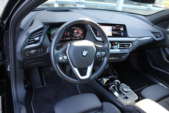 BMW 1-SERIE 5-Drs 118i Automaat High Executive | Schuif/Kanteldak | Head-Up display | Camera | Verw. Voorstoelen | 19" LMV | PDC V+A |