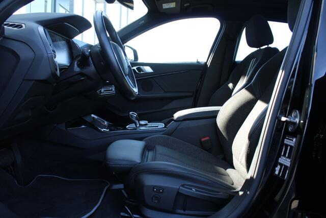 BMW 1-SERIE 5-Drs 118i Automaat High Executive | Schuif/Kanteldak | Head-Up display | Camera | Verw. Voorstoelen | 19" LMV | PDC V+A |