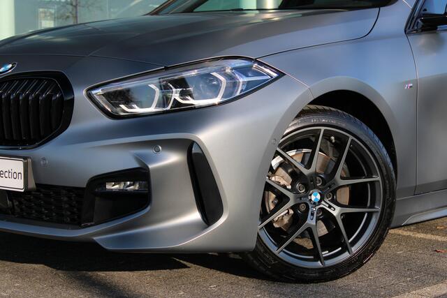 BMW 1-SERIE 118i M Sport Automaat / Panoramadak / Sportstoelen / Achteruitrijcamera / LED / Live Cockpit Professional / M Sportonderstel