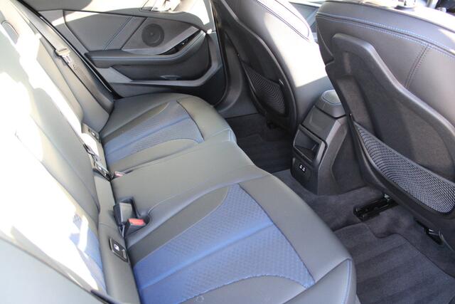 BMW 1-SERIE 118i M Sport Automaat / Panoramadak / Sportstoelen / Achteruitrijcamera / LED / Live Cockpit Professional / M Sportonderstel