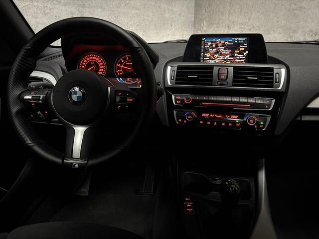 BMW 1-SERIE 118i M Sport Executive (NAVIGATIE, M PAKKET, ALCANTARA, HARMAN/KARDON, CLIMATE, SPORTSTOELEN, PARKEERSENSOREN, NIEUWE APK, NIEUWSTAAT)