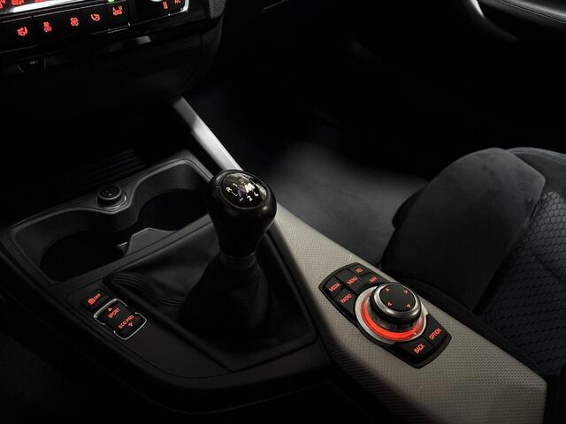 BMW 1-SERIE 118i M Sport Executive (NAVIGATIE, M PAKKET, ALCANTARA, HARMAN/KARDON, CLIMATE, SPORTSTOELEN, PARKEERSENSOREN, NIEUWE APK, NIEUWSTAAT)