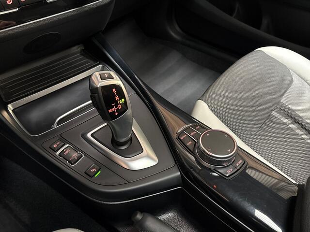 BMW 1-SERIE 120i Sport Line Shadow High Executive 184Pk Automaat (SCHUIFDAK, GROOT NAVI, DEALER ONDERHOUDEN, MEMORY SEATS, LEDER, STUUR/STOELVERWARMING, PARKEERSENSOREN, TREKHAAK, NIEUWSTAAT)