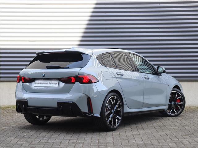 BMW 1-SERIE 5-deurs 120 | M Sportpakket Pro | Panodak | Harman Kardon | Driving Assistant | Camera | Sportstoelen | Comfort Access | Getint Glas | Verwarmd Stuurwiel | 19'' LMV