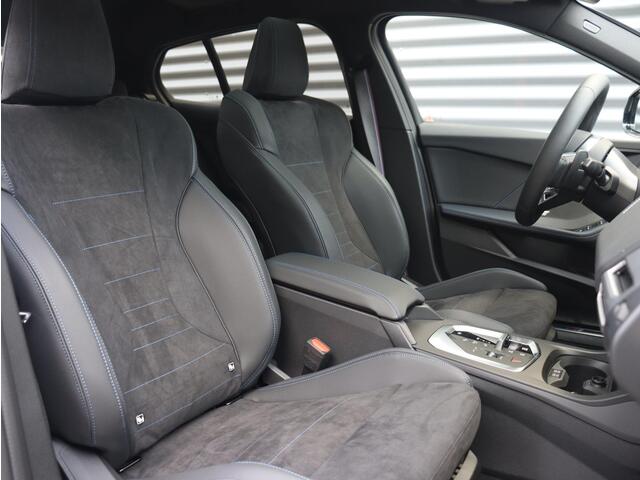 BMW 1-SERIE 5-deurs 120 | M Sportpakket Pro | Panodak | Harman Kardon | Driving Assistant | Camera | Sportstoelen | Comfort Access | Getint Glas | Verwarmd Stuurwiel | 19'' LMV