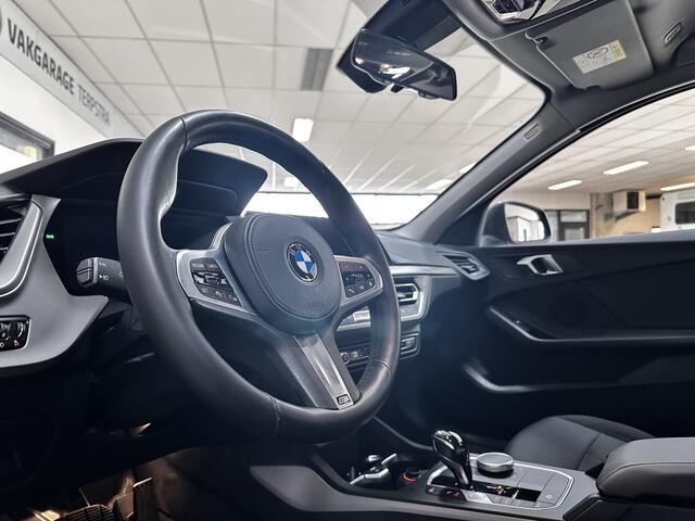 BMW 1-SERIE 118i Executive Edition/ Nieuw model!/ Apple + Android/ Virtual Dash./ LED Koplampen/ 17'' LMV/ Camera/ Keyless-GO/ Lane-Assist./ Navi/ Grootlicht Assist./ DAB+/ Adaptive Cruise/ PDC V+A/ Multi. LEDER. Stuur.