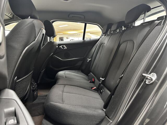 BMW 1-SERIE 118i Executive Edition/ Nieuw model!/ Apple + Android/ Virtual Dash./ LED Koplampen/ 17'' LMV/ Camera/ Keyless-GO/ Lane-Assist./ Navi/ Grootlicht Assist./ DAB+/ Adaptive Cruise/ PDC V+A/ Multi. LEDER. Stuur.