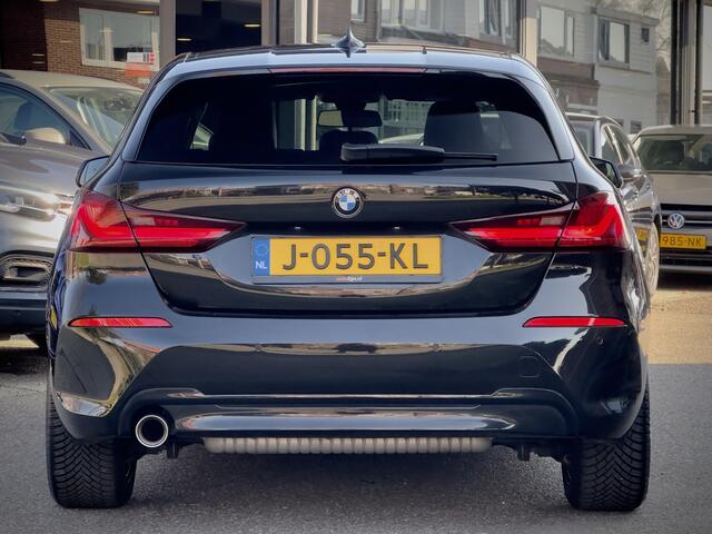 BMW 1-SERIE 118i AUT7 EXE M-SPORT LEDER NAVI DIGI-DASH APPLE-CARPLAY LED LMV PDC