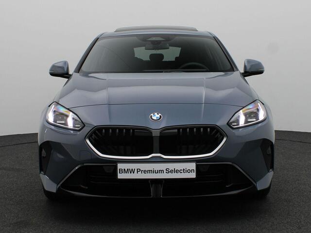BMW 1-SERIE 120 M Sportpakket | Glazen Panoramadak | Driving Assistant Plus | Head-Up Display | Head-Up Display | 18" | Ekris Selection