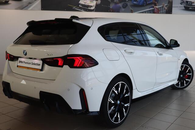 BMW 1-SERIE 120 M Sportpakket Pro | Head-Up | 360 Camera | Dodehoekdetectie | Iconic Glow | Stoelverwarming | Comfort Access | Ekris Selection