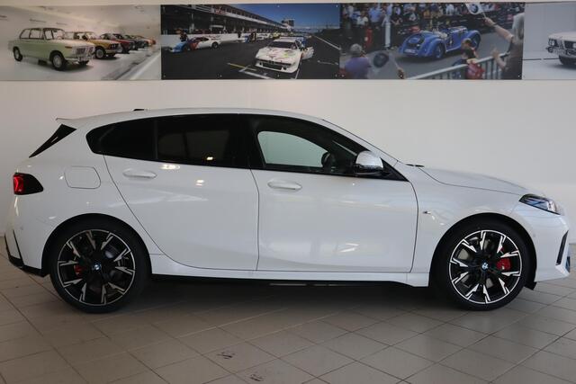 BMW 1-SERIE 120 M Sportpakket Pro | Head-Up | 360 Camera | Dodehoekdetectie | Iconic Glow | Stoelverwarming | Comfort Access | Ekris Selection