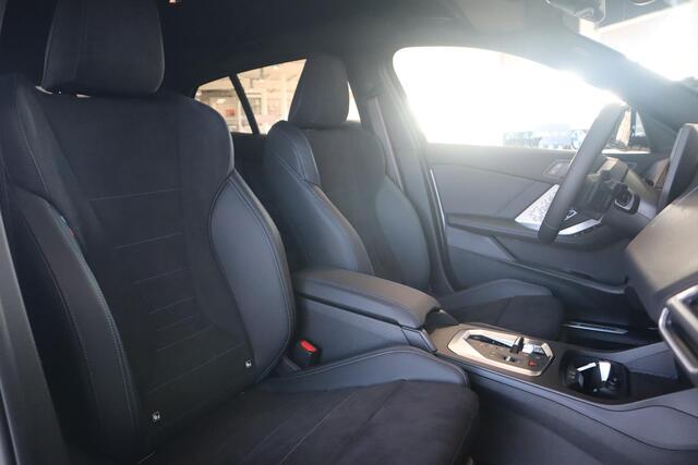 BMW 1-SERIE 120 M Sportpakket Pro | Head-Up | 360 Camera | Dodehoekdetectie | Iconic Glow | Stoelverwarming | Comfort Access | Ekris Selection