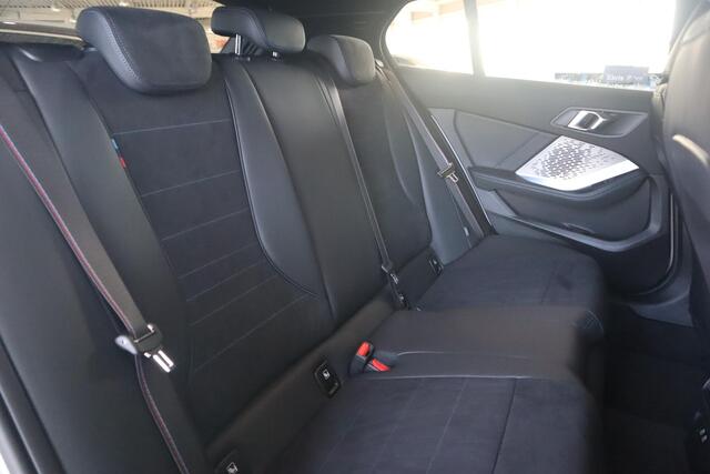 BMW 1-SERIE 120 M Sportpakket Pro | Head-Up | 360 Camera | Dodehoekdetectie | Iconic Glow | Stoelverwarming | Comfort Access | Ekris Selection