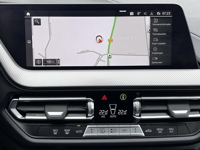 BMW 1-SERIE 118i / Dealer onderhouden / M-Sport PRO / Panorama schuifdak / Head Up Display / Adaptieve Cruise Control / Harman Kardon Audio / Alcantara Sportstoelen / 19" / Camera /