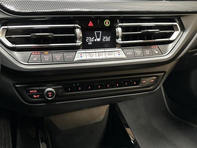 BMW 1-SERIE 118i Sportline Automaat (APPLE CARPLAY, DEALER ONDERHOUDEN, GROOT NAVI, LEDER, CAMERA, STOELVERWARMING, SPORTSTOELEN, LANE ASSIST, NIEUWE APK, NIEUWSTAAT)